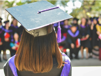 Fotografía de alumnos en su graduación