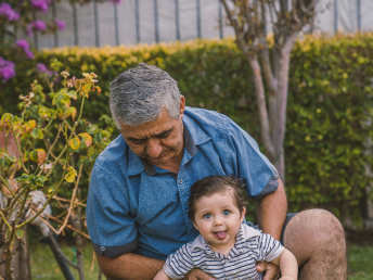 Adulto mayor con un bebé